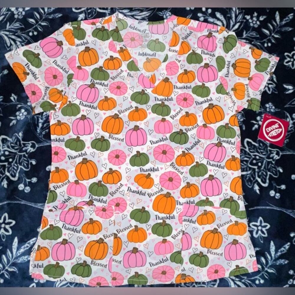 NWT! Divine Stretch Blessing Season Graphic Print Scrub Top 19” P2P